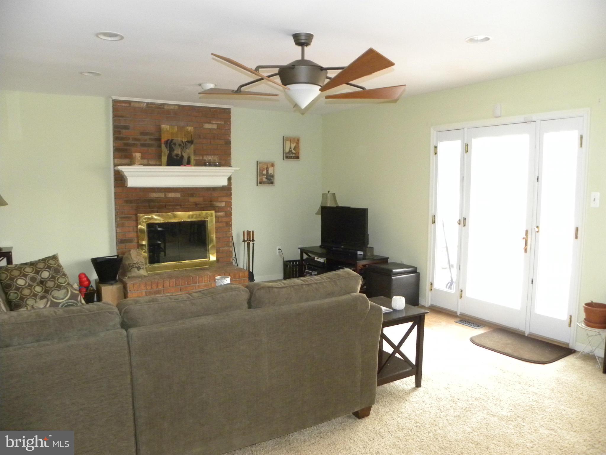 33 Carrollton Road Sterling, VA 20165 - Photo 8 of 30 Family Room