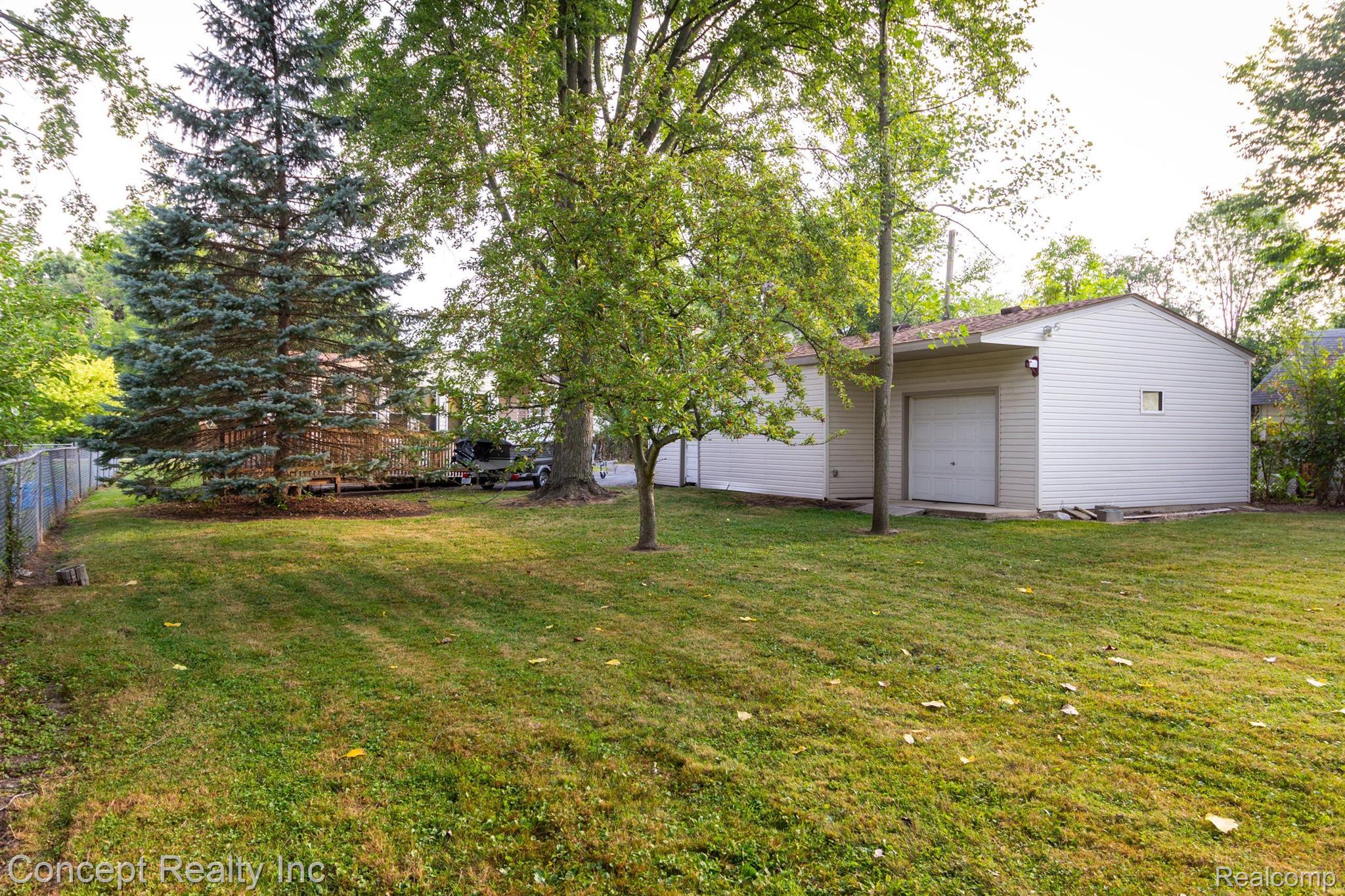 8589 Lake Road Grosse Ile, MI 48138 - Photo 27 of 31 Gallery Image 27