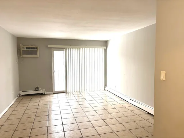 $1,700 | 6 B East Dundee Quarter Drive, Unit 202, Palatine, IL 60074