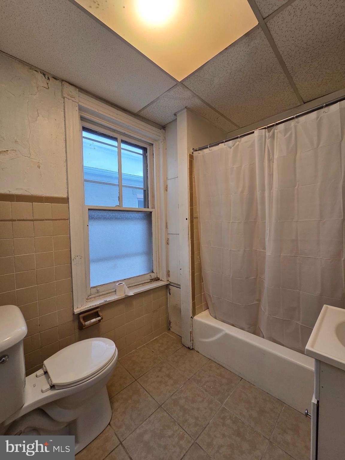 1024 North 11th Street Reading, PA 19604 - Photo 16 of 23 a bathroom with a toilet a sink and shower