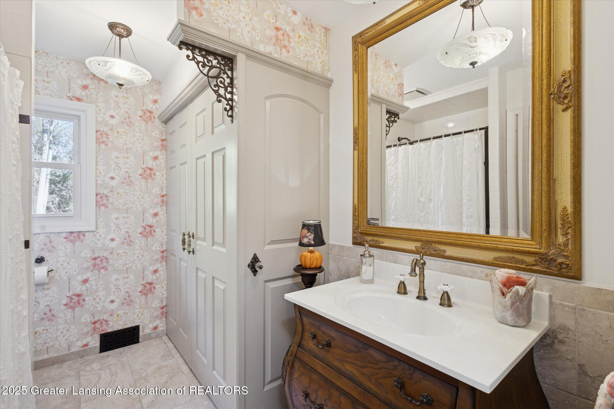 1383 Northcrest Road Lansing, MI 48906 - Photo 23 of 40 27-1383-Northcrest-Rd-Lansing-MI-48906-W
