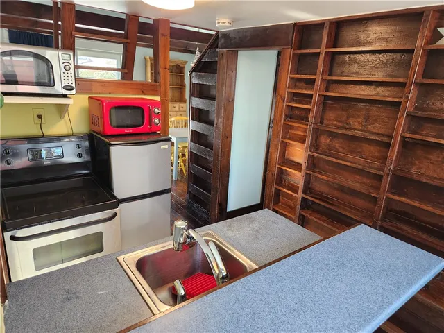 $1,600 | 8 Atlantic Avenue, Narragansett, RI 02882