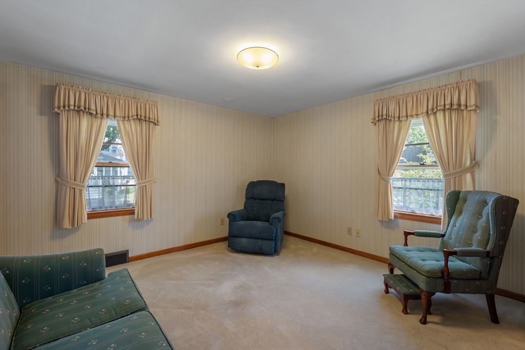 43 Rowena Street Worcester, MA 01606 - Photo 8 of 40