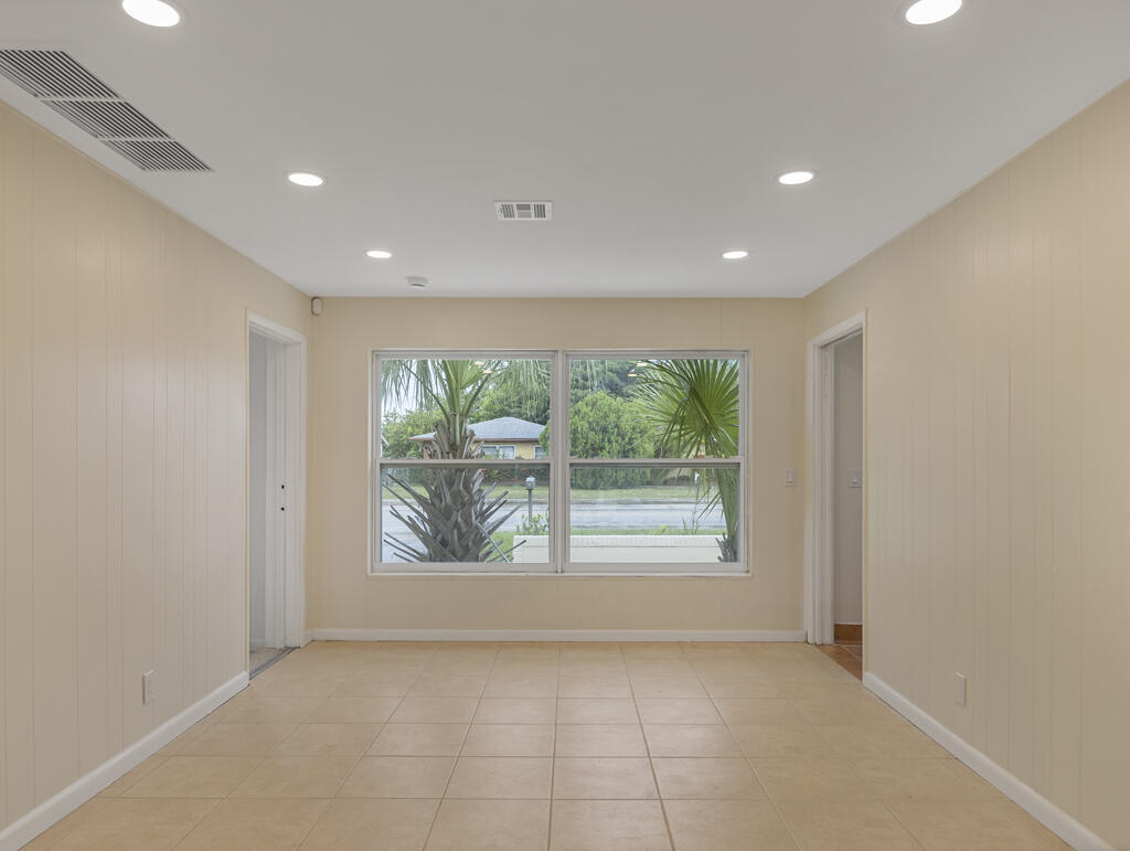 371 West 34th Street Riviera Beach, FL 33404 - Photo 12 of 27 Living Area