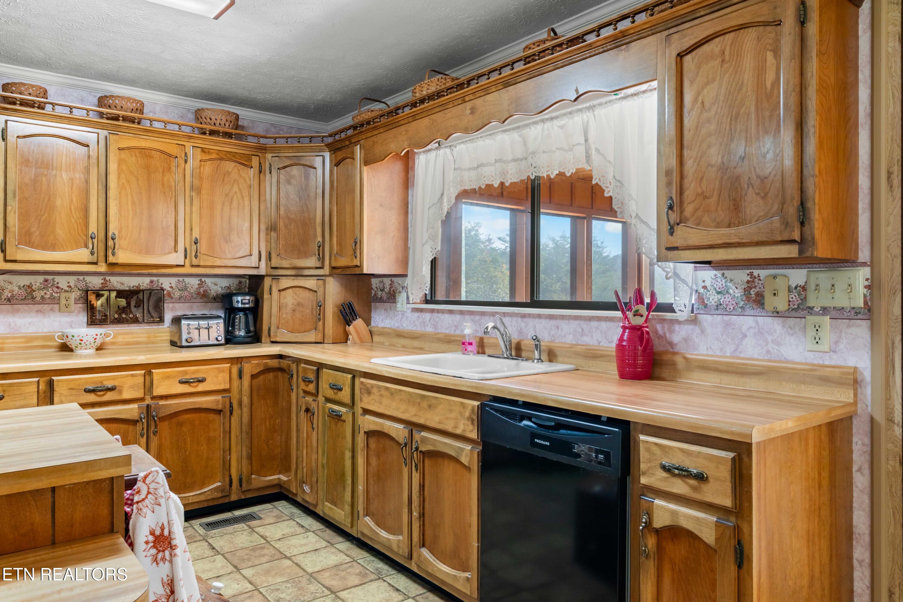 3911 Miser Station Road Louisville, TN 37777 - Photo 16 of 49 Kitchen comes with all appliances