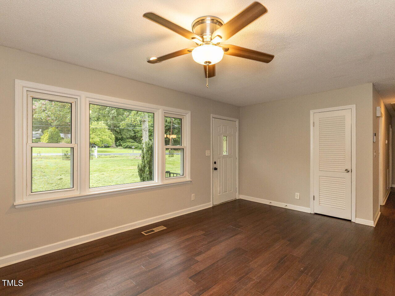 809 Lakeview Road Durham, NC 27712 - Photo 5 of 49 005-1280x960-family-room