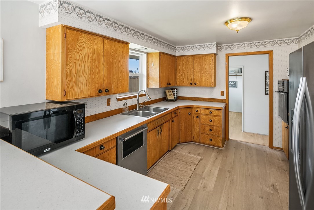 3305 Northeast 11th Place Renton, WA 98056 - Photo 11 of 35