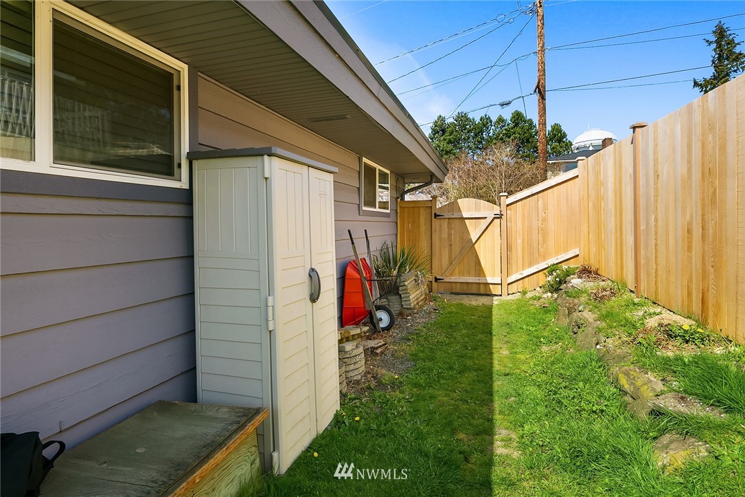 3305 Northeast 11th Place Renton, WA 98056 - Photo 28 of 35