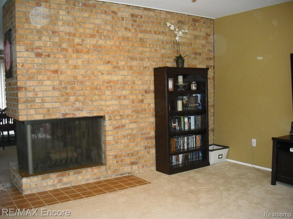 899 Francis Street Rochester, MI 48307 - Photo 6 of 13 Great Room/FP