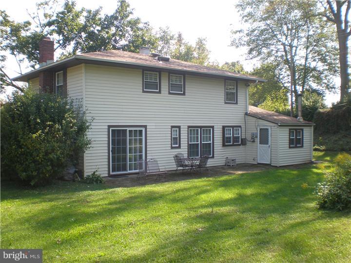 49 Towns Road Levittown, PA 19056 - Photo 20 of 25 Exterior Back