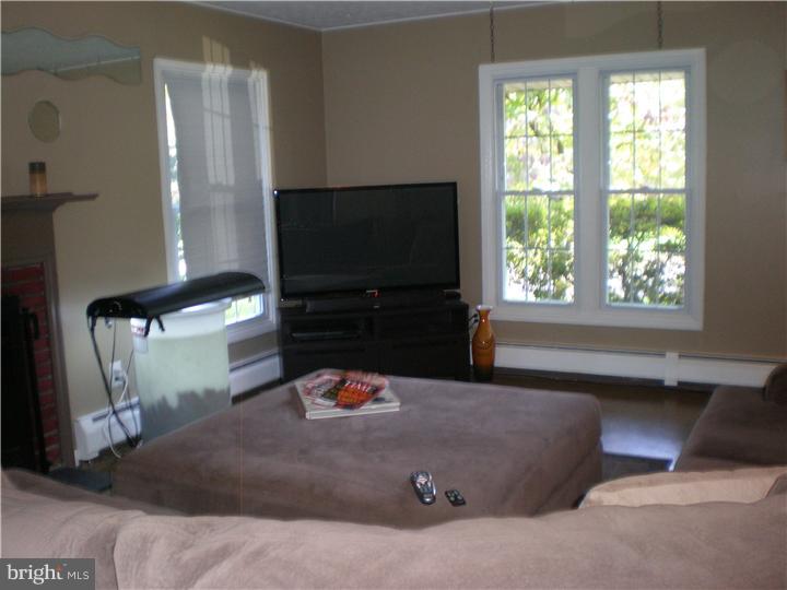 49 Towns Road Levittown, PA 19056 - Photo 3 of 25 Living Room