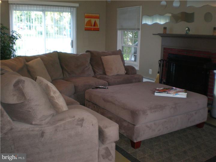 49 Towns Road Levittown, PA 19056 - Photo 4 of 25 Living Room