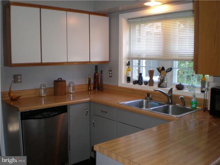 49 Towns Road Levittown, PA 19056 - Photo 8 of 25 Kitchen