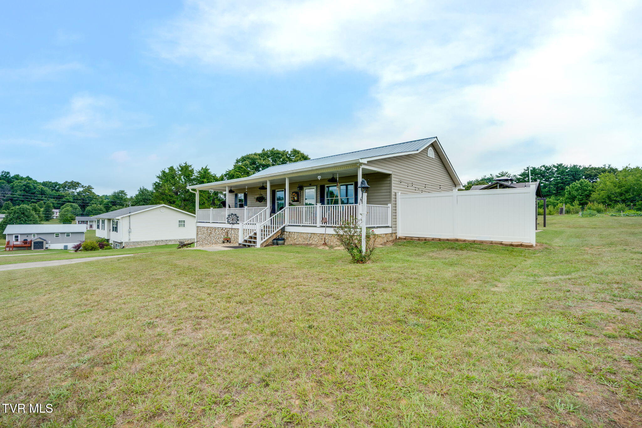 69 Pine Ridge Drive Afton, TN 37616 - Photo 3 of 38 003 (24)