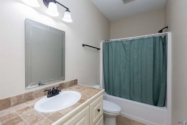 $373,000 | 7335 Oakview Drive, Zachary, LA 70791