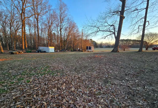 a view of a yard with a house
