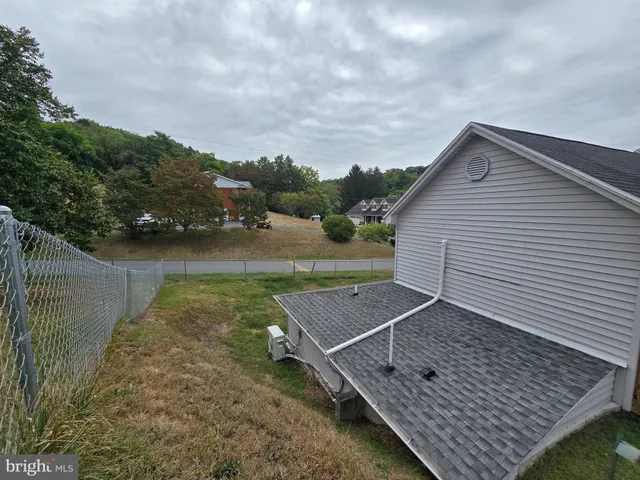 a view of a backyard