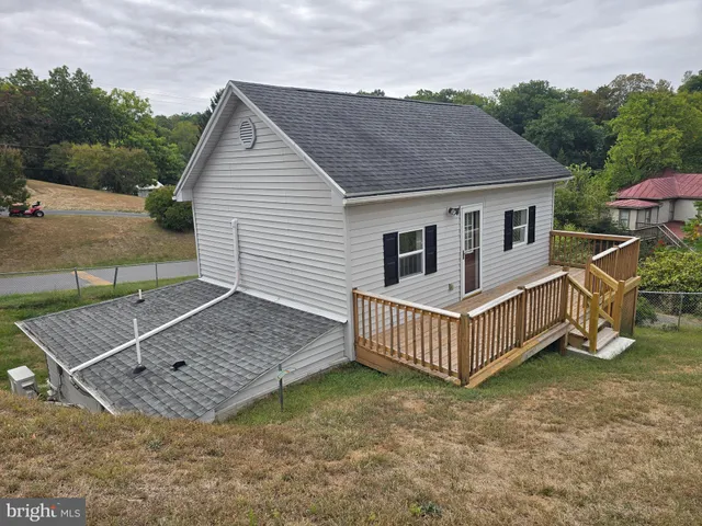 a view of a house with backyard and deck