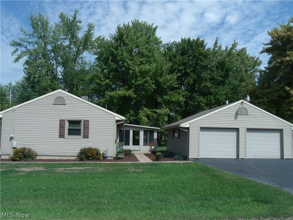 ~Nicely Landscaped- clean and well kept, inside and out~