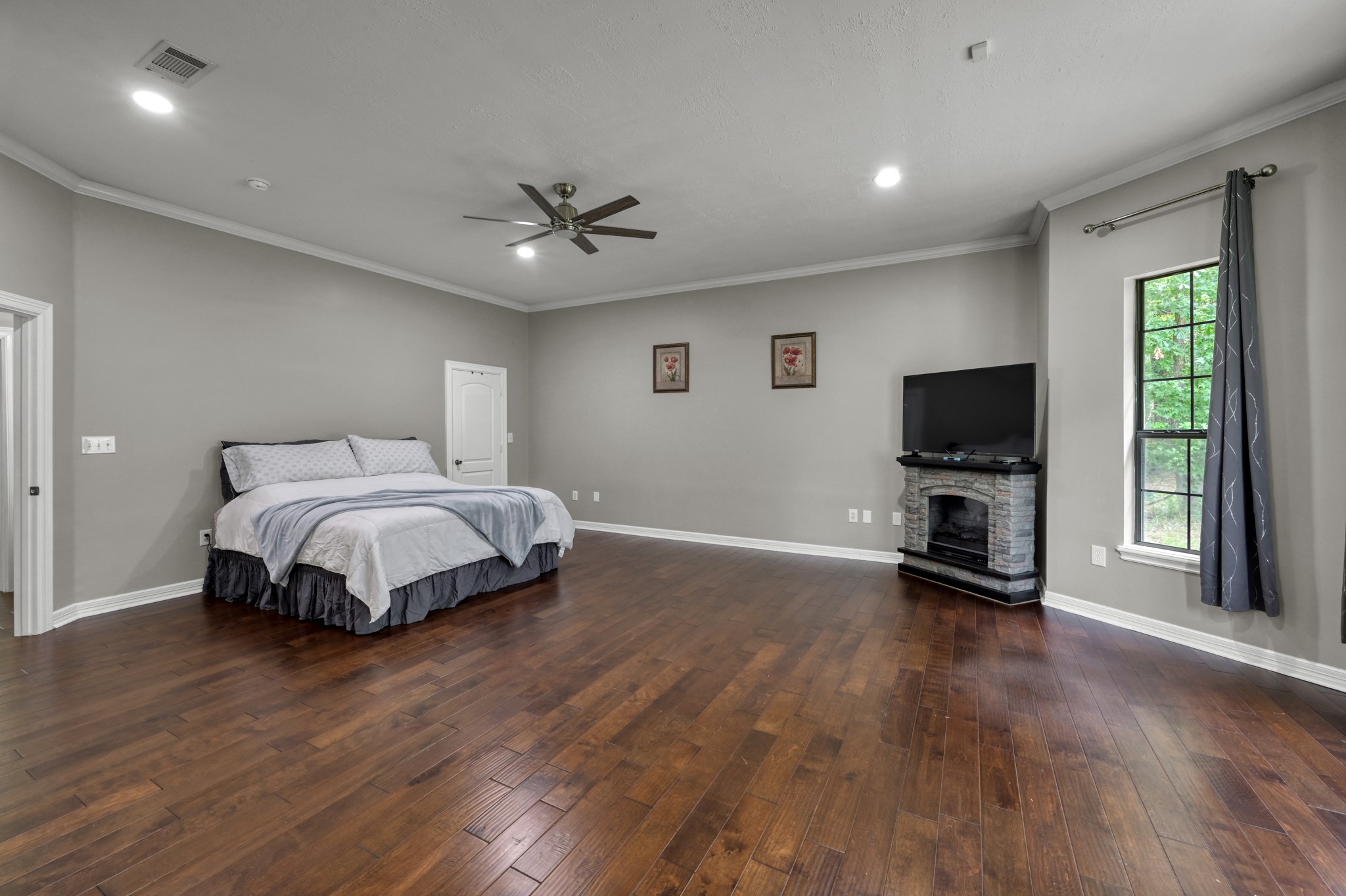 910 Commons Way Court Huffman, TX 77336 - Photo 17 of 49 Primary bedroom