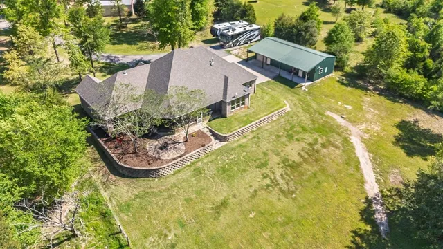 a view of a house with backyard
