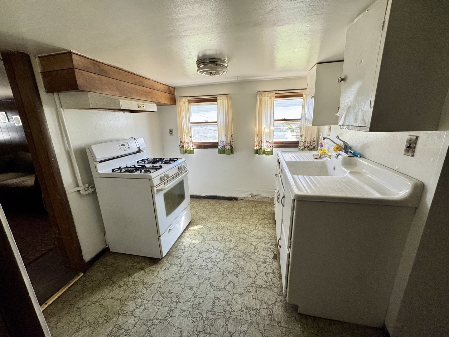 445 State Street Calumet City, IL 60409 - Photo 12 of 15 a kitchen with a sink stove and refrigerator