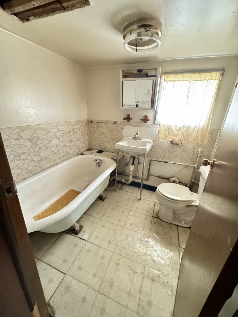 445 State Street Calumet City, IL 60409 - Photo 13 of 15 a bathroom with a sink a toilet and a bathtub