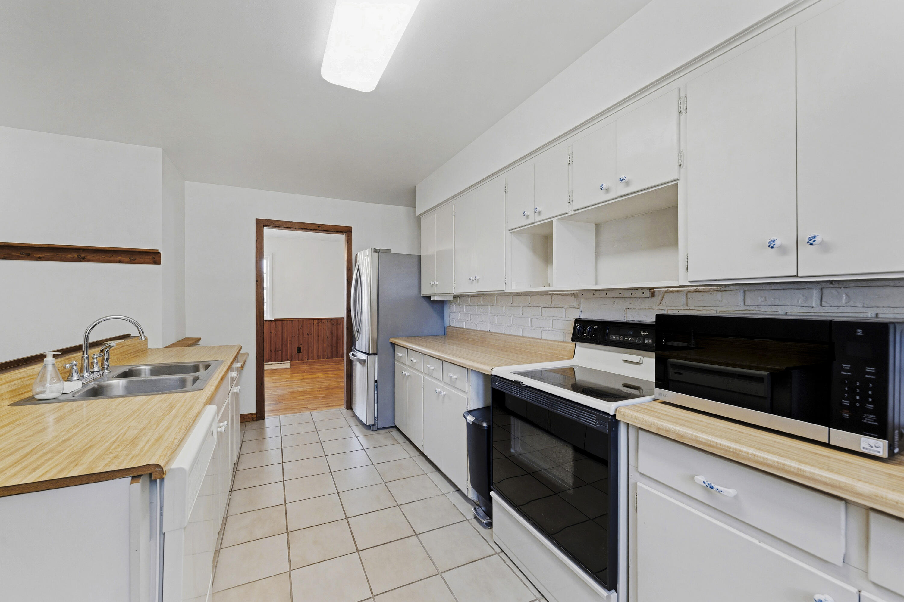 1061 Wedgewood Road St. Joseph, MI 49085 - Photo 11 of 37 Kitchen