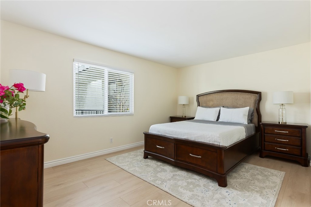 726 Elm Avenue, Unit 404 Long Beach, CA 90813 - Photo 17 of 31 a bedroom with a bed and a potted plant