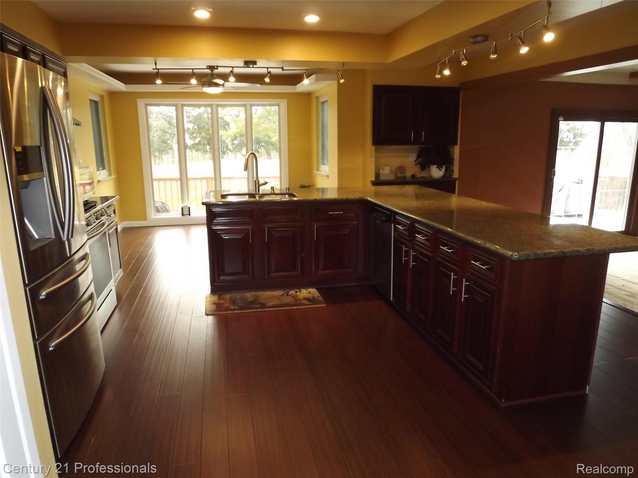 549 Lockmoore Court Rochester, MI 48307 - Photo 11 of 32 Updated Kitchen