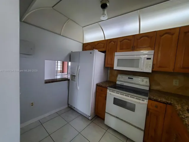 $1,550 | 8280 Sunrise Lakes Boulevard, Unit 301, Sunrise, FL 33322