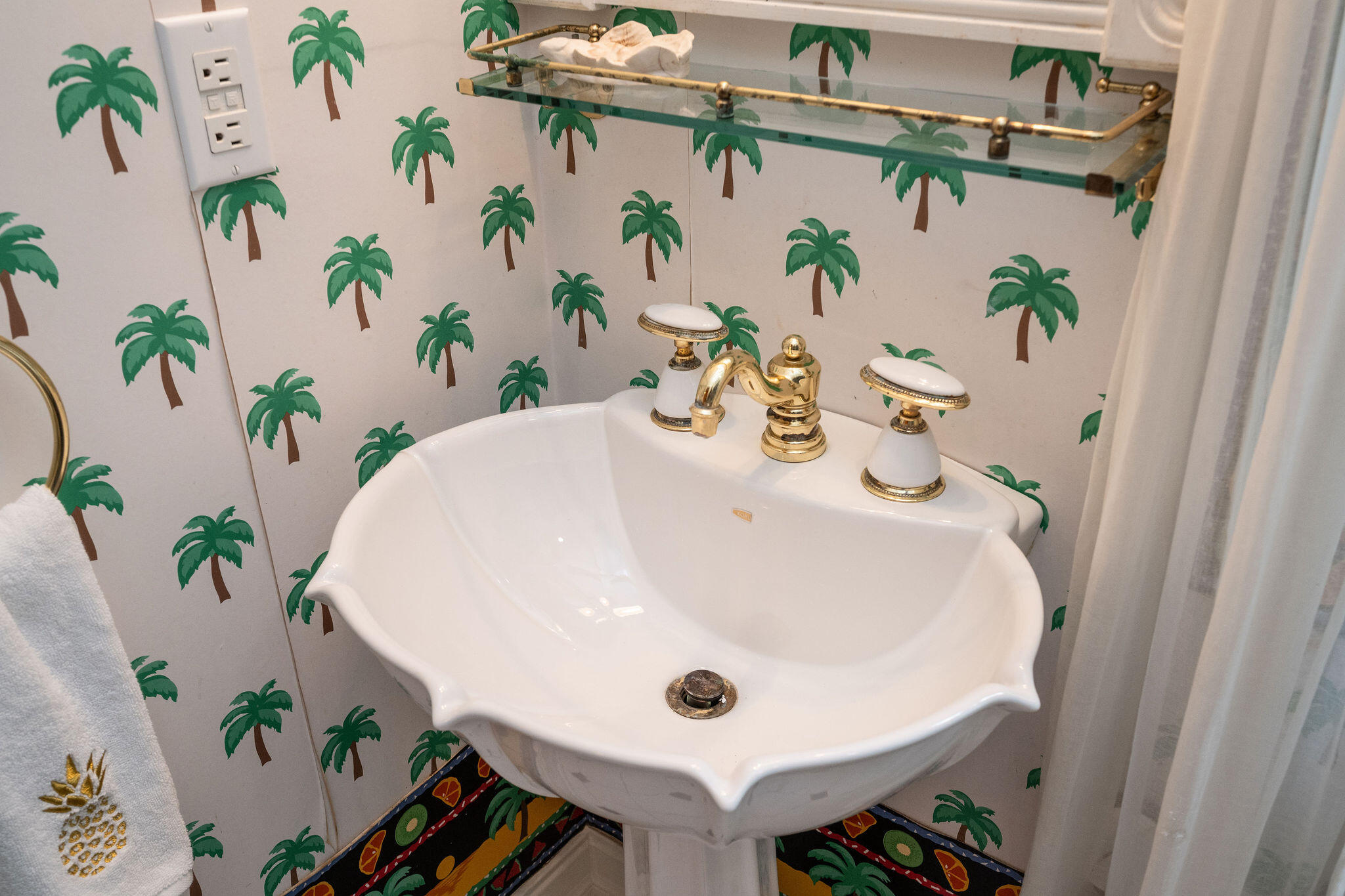 600 Elizabeth Street Key West, FL 33040 - Photo 56 of 89 Classic Pedestal Sink & Faucet Handles