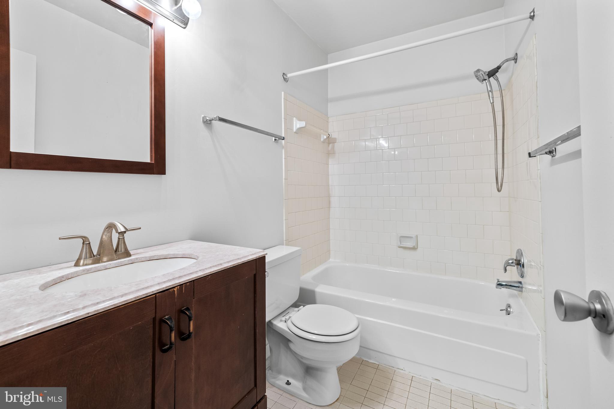 19 Hamill Road, Unit 19E Baltimore, MD 21210 - Photo 24 of 33 Hall full bath