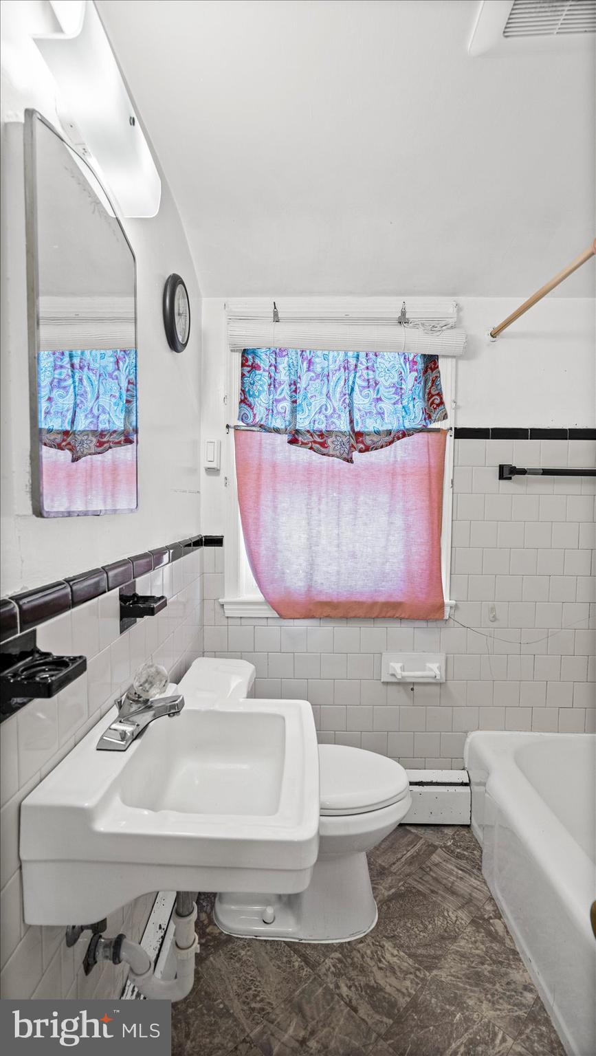 1805 Crestview Road Baltimore, MD 21239 - Photo 17 of 39 a bathroom with a sink toilet and bathtub