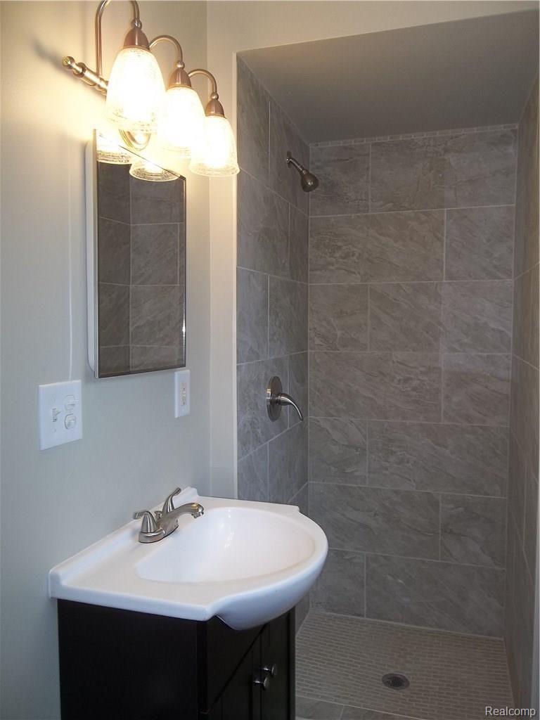 15317 Allen Road Southgate, MI 48195 - Photo 23 of 33 FULL BATHROOM