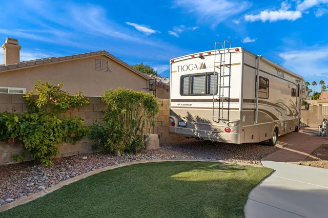 a view of a house with backyard