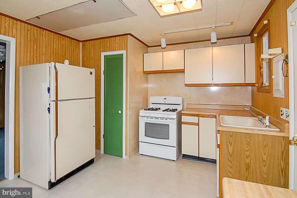 8233 Bullneck Road Baltimore, MD 21222 - Photo 3 of 28 Kitchen