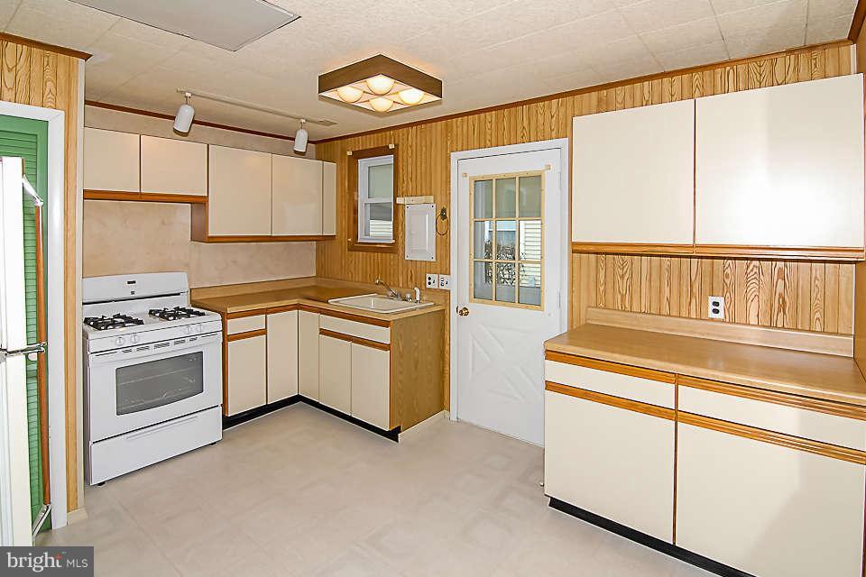 8233 Bullneck Road Baltimore, MD 21222 - Photo 5 of 28 Kitchen