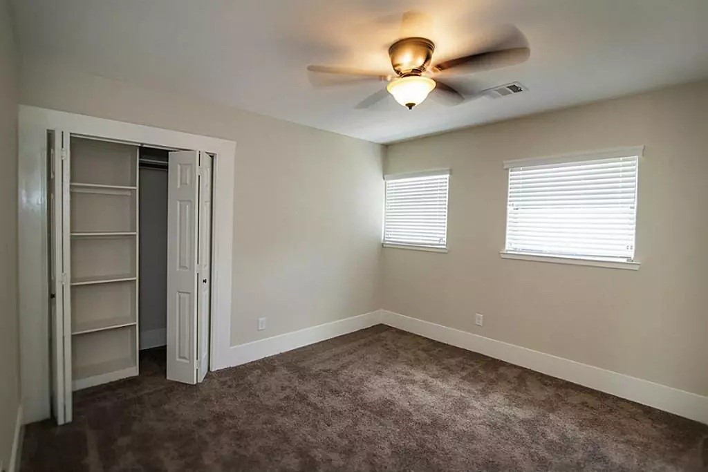 1452 Pearson Street Houston, TX 77023 - Photo 8 of 13 an empty room with a window