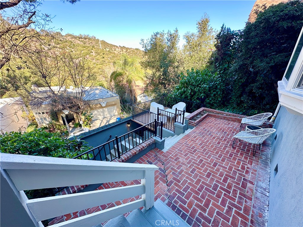 3812 Shannon Road Los Angeles, CA 90027 - Photo 3 of 33