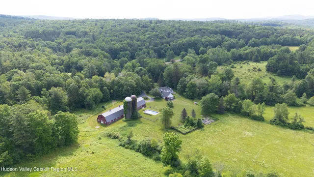 a view of yard with green space