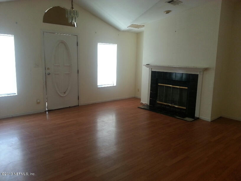 13365 Grover Road Jacksonville, FL 32226 - Photo 2 of 19 Livingroom