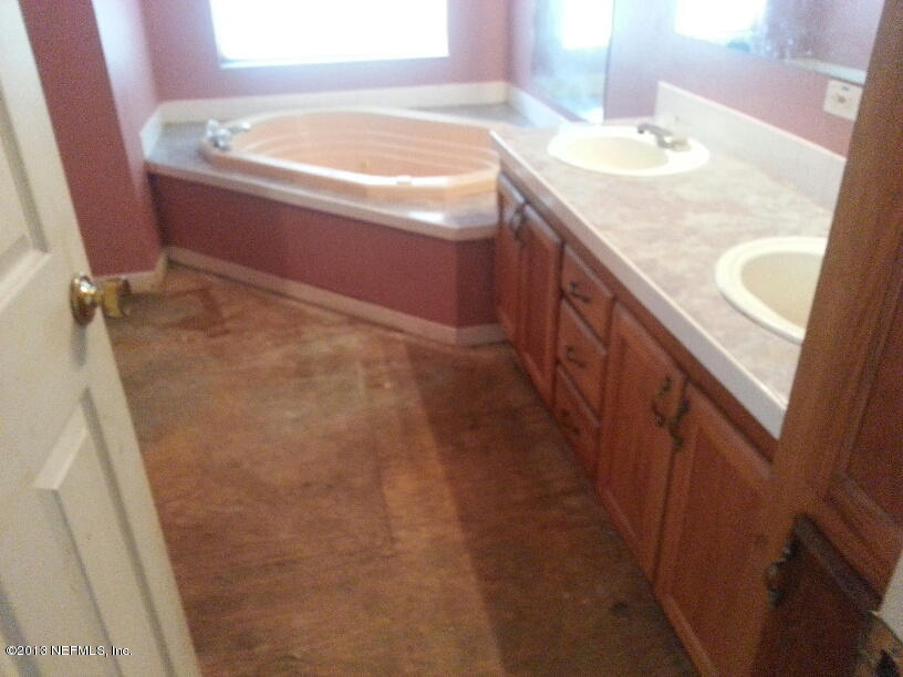 13365 Grover Road Jacksonville, FL 32226 - Photo 6 of 19 Master bathroom