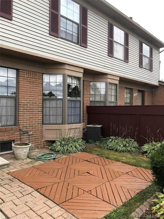 31176 Country Bluff Farmington Hills, MI 48331 - Photo 2 of 14