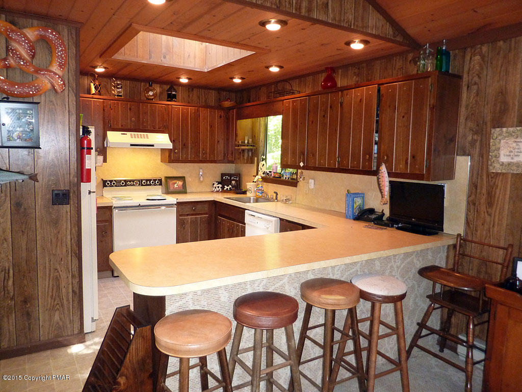 2134 Blue Ox Road Pocono Pines, PA 18350 - Photo 4 of 28 HochbergKitchen