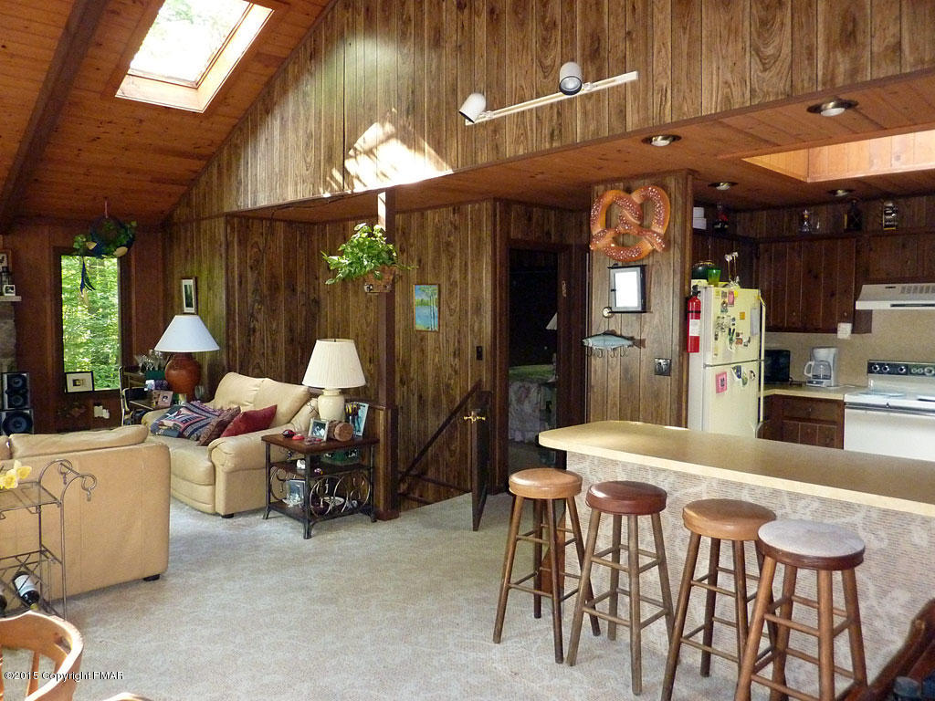 2134 Blue Ox Road Pocono Pines, PA 18350 - Photo 5 of 28 HochbergLivingRm5
