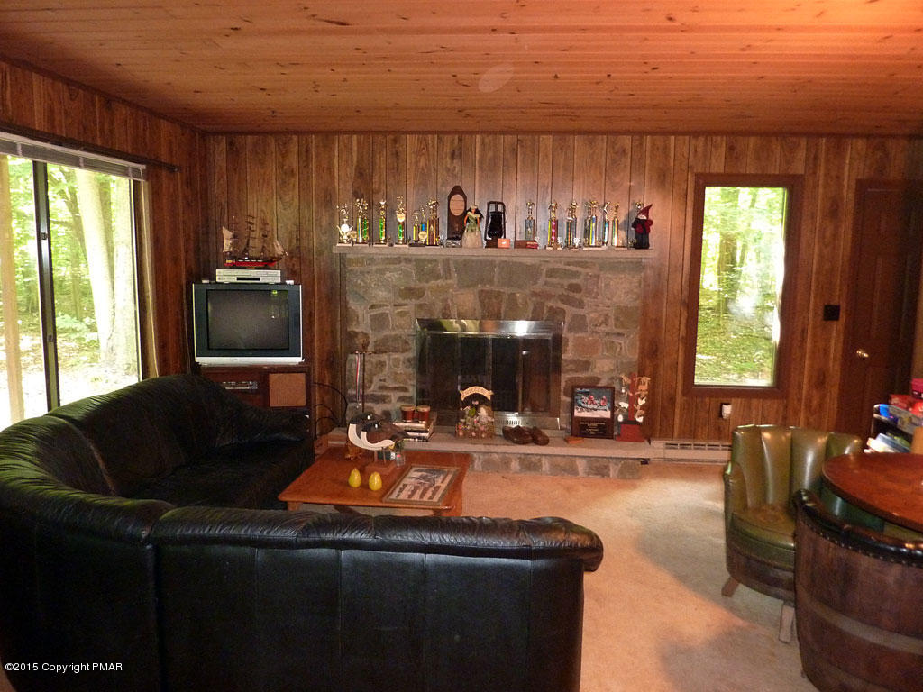 2134 Blue Ox Road Pocono Pines, PA 18350 - Photo 6 of 28 HochbergFamilyRm