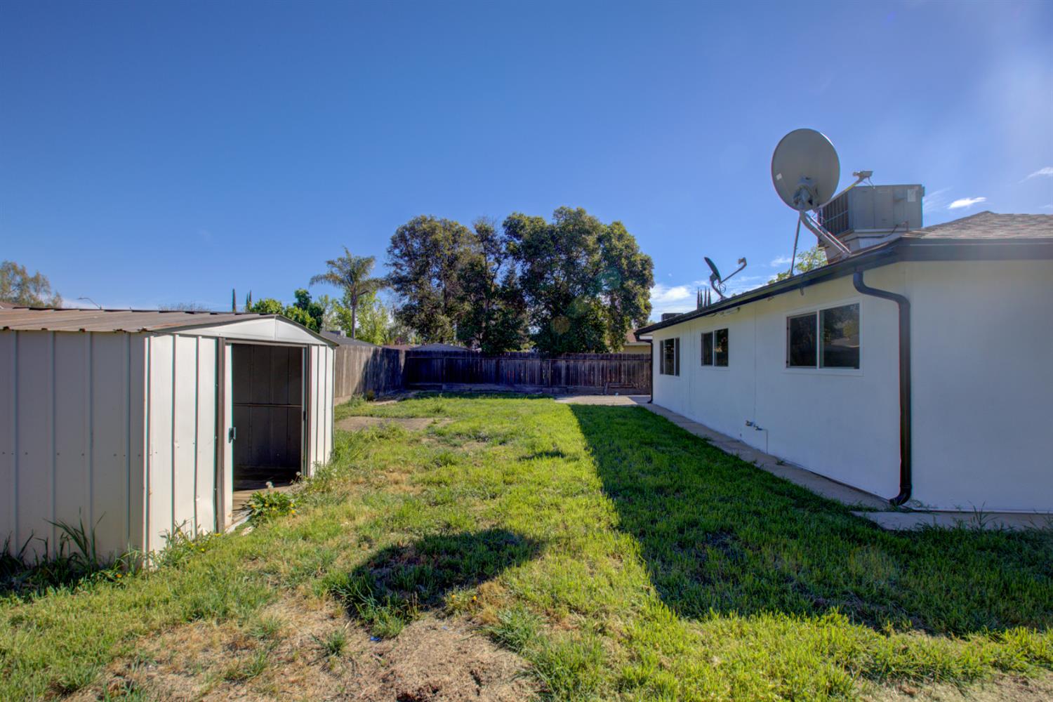 1673 Sacramento Drive Merced, CA 95348 - Photo 26 of 35 a backyard of a house with lots of green space
