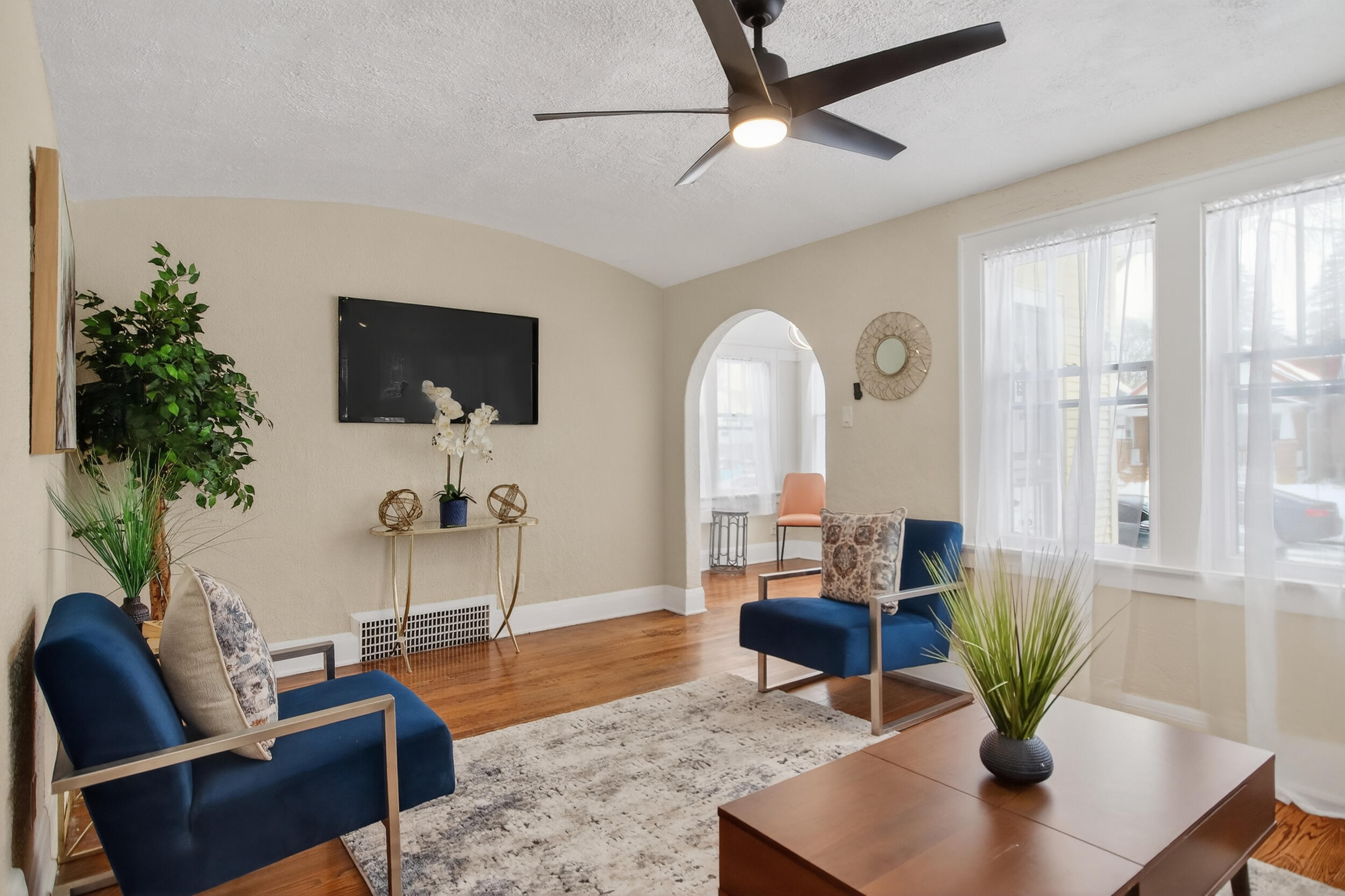 5535 North 40th Street Milwaukee, WI 53209 - Photo 2 of 42 LARGE LIVING ROOM