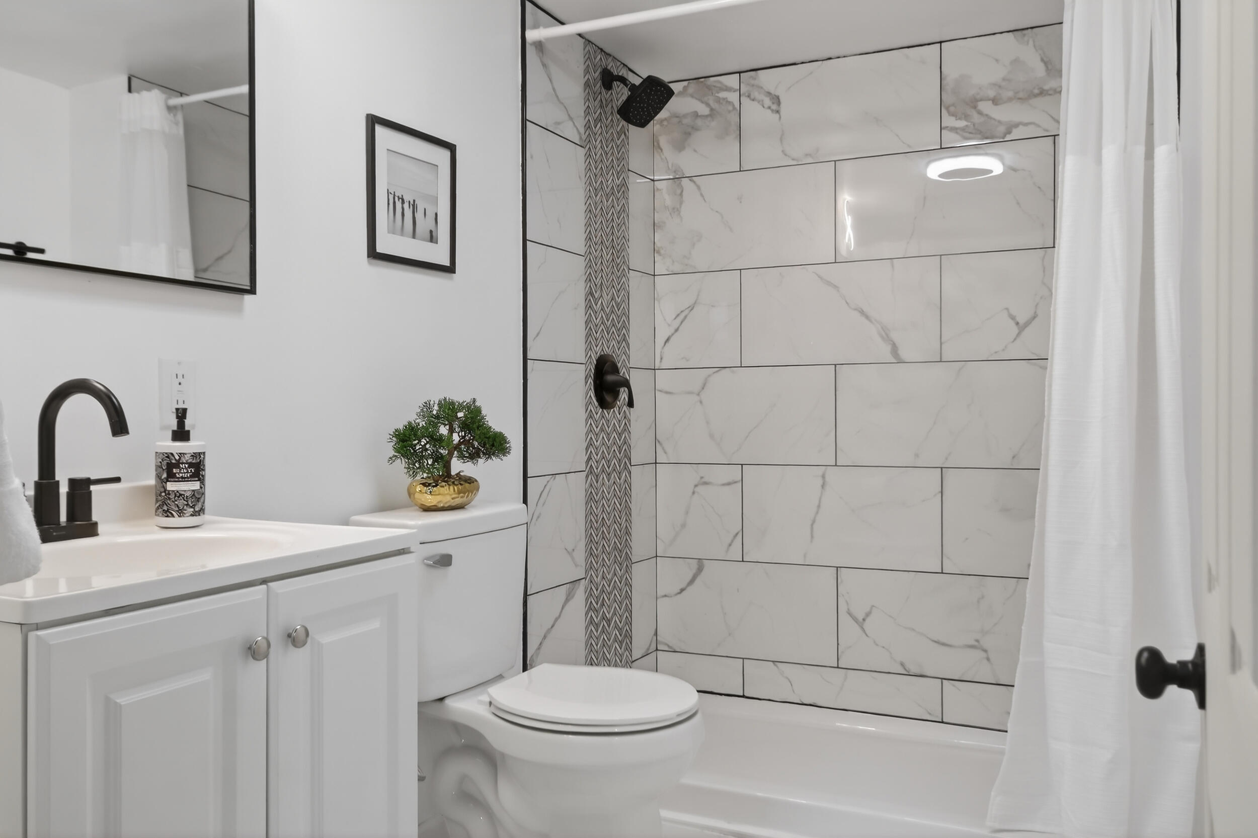 5535 North 40th Street Milwaukee, WI 53209 - Photo 27 of 42 2ND FULL BATHROOM